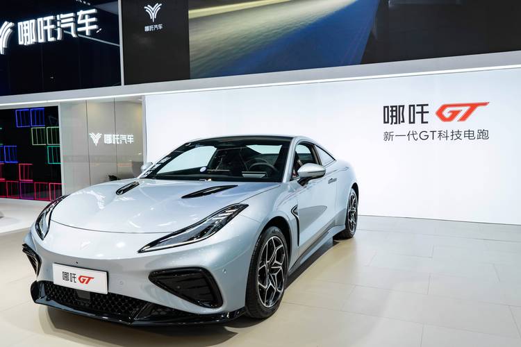 佛山22哪吒汽车在智能汽车领域的表现，领途汽车在新能源汽车市场中的影响力